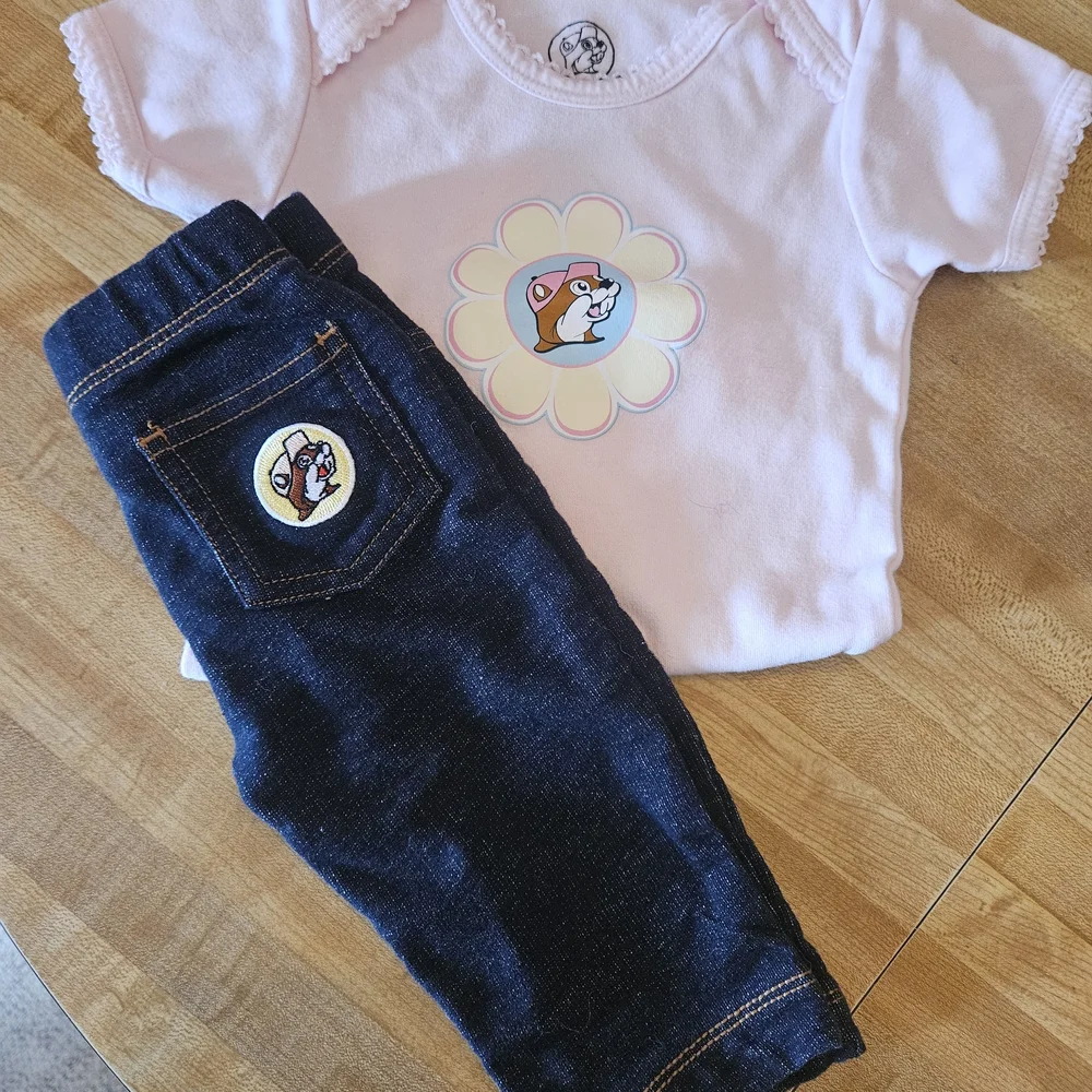 Buc-ee's Outfit - Picture 2 of 2